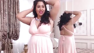 Indian Aunty Dance For Her Fans At the Camera